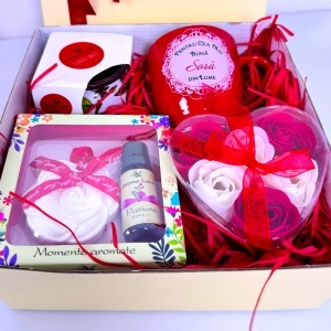 Pachet Pure Love "Pentru cea mai buna sora", cu cana personalizata, lumanare parfumata, trandafiri de sapun si set aromatic, in cutie cadou - Img 3