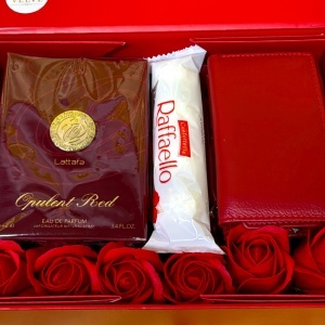 Pachet Red Desire, Parfum arabesc Lattafa Opulent Red 100 ml, portofel elegant, Raffaello 40g si 6 trandafiri sapun - Img 3