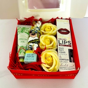 Pachet Scarf, cu 3 trandafiri de sapun, parfum 10ml, ruj mat si crema de maini 30ml, Vivian Gray, Rosu