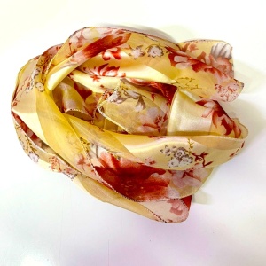 Pachet Scarf, cu 3 trandafiri de sapun, esarfa florala si praline Ferrero Rocher, Gold