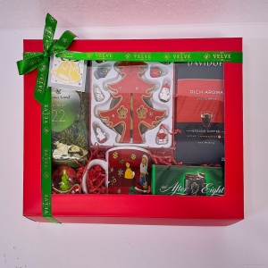 Pachet Secret Santa cu ornament tip brad, decoratiune glob de zapada, cana din ceramica cu Mos Craciun, ciocolata AfterEight, cafea Davidoff 250g si flori parfumate uscate, in cutie cadou, Rosu