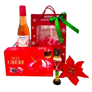 Pachet Secret Santa cu decoratiune Craciunita si Spargatorul de Nuci, vin spumant Riunite Lambrusco Rose, praline Mon Cheri 157 g, in punga cadou