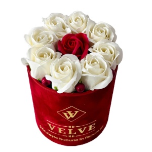 Pachet Special Valentine, cu perna tip inima brodata "Te iubesc", praline Raffaello 80gr, aranjament floral 9 trandafiri din sapun, Rosu