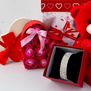 Pachet Special Valentine, cu ursulet plus 20 cm, bratara eleganta, cutie inima cu 10 trandafiri din sapun, ambalate in cutie cadou - Img 4