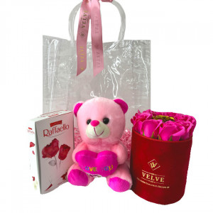 Pachet Sunny cu aranjament floral 9 trandafiri sapun, praline Raffaello 80gr, urs plus 20cm,  in punga cadou