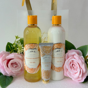 Pachet cadou Sweet Moment, gel dus 250ml Vivian Gray, crema corp 250ml Vivian Gray, crema maini 30ml Vivian Gray, trandafir artizanal, in punga eleganta cadou Portocaliu