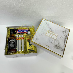 Pachet Tabac, after shave Eyup Sabri Tuncer 250ml, 3 trabucuri Punta Cana, baton Snickers 50gr,  whiskey Jack Daniel's 200ml, in cutie eleganta cadou