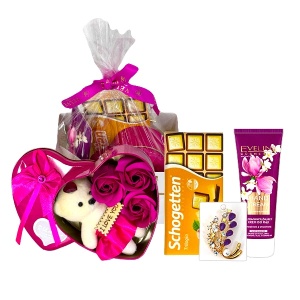 Pachet Tenderness, cu brosa, crema de maini Eveline Cosmetics 75ml, cutie metalica cu trandafiri din sapun si ursulet, ciocolata Schogetten 100gr, in punga eleganta tip poseta, Fucsia-Alb - Img 1