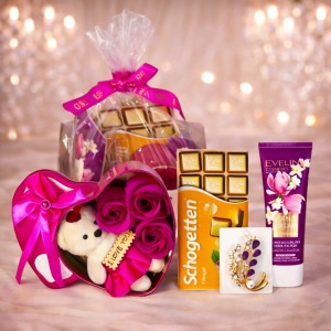 Pachet Tenderness, cu brosa, crema de maini Eveline Cosmetics 75ml, cutie metalica cu trandafiri din sapun si ursulet, ciocolata Schogetten 100gr, in punga eleganta tip poseta, Fucsia-Alb