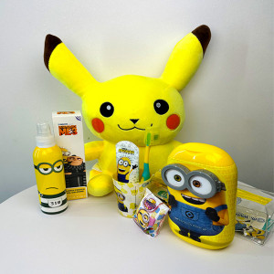 Pachet The Joy pentru copii, jucarie de plus Pikachu, 2in1 Sampon si Gel de dus Minions, set pasta de dinti, periuta si pahar, parfum Minions si biluta spumanta de baie, in punga cadou - Img 2