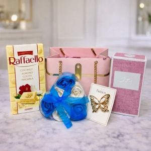 Pachet Trinket, apa de parfum arabesc Mousuf femei 50 ml, ciocolata Raffaelo 90gr, cutie trandafiri din sapun si brosa, in punga tip poseta, Roz