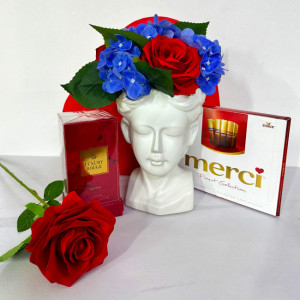 Pachet Vaza Adonis cu aranjament floral inclus, ciocolata Merci 250gr, parfum arabesc Apa de Parfum Luxury Rouge, Riiffs, Unisex- 100ml