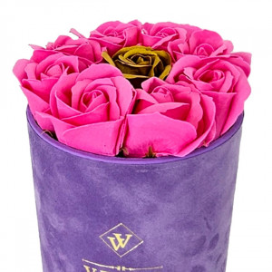 Pachet Velvet, cu 9 trandafiri de sapun, in cutie mov de catifea, Roz/Auriu, suport rosu pentru bijuterii in forma de silueta si pantof 3