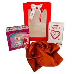 Set „Cea mai buna bunica din lume”, esarfa eleganta, cana personalizata, praline Raffaello si crema de maini Eveline - Img 6
