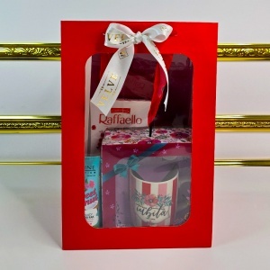 Set „Cea mai buna iubita din lume”, esarfa eleganta, cana personalizata, praline Raffaello si crema de maini Eveline - Img 2