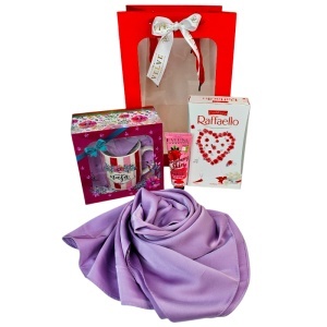 Set „Cea mai buna nasa din lume”, esarfa eleganta, cana personalizata, praline Raffaello si crema de maini Eveline - Img 5