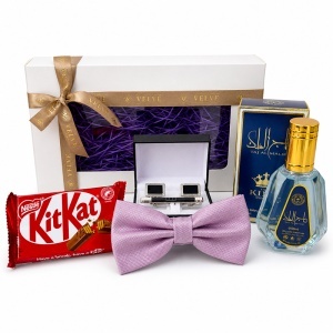 Set barbati Amethyst Pink Edition cu parfum arabesc Taj Al Malik 50 ml, papion roz, butoni, ac de cravata si ciocolata