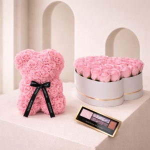 Set Cadou Aranjament floral cutie inima alba cu trandafiri roz de sapun, Ursulet floral Roz 25 cm si Paleta fard