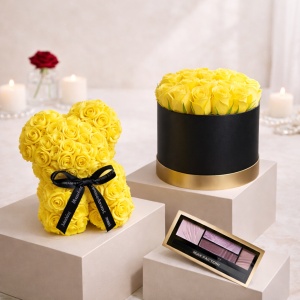 Set Cadou, Aranjament floral cutie rotunda neagra cu trandafiri galbeni de sapun, Ursulet floral Galben 25cm si Paleta fard