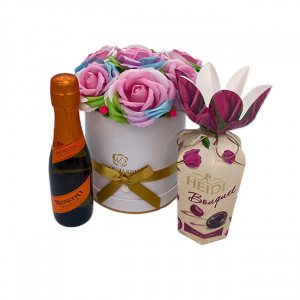 Set cadou Art of Pink, aranjament floral cu trandafiri de sapun , Praline Heidi si Proseco Mionetto