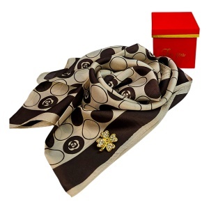 Set cadou For You, esarfa eleganta cu brosa aurie, ambalata in cutie premium, bej-maro - Img 5