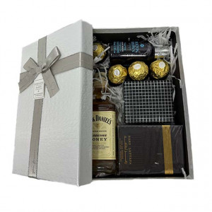 Set cadou Glamour pentru barbati, Parfum Ramz Silver 30ml, Jack Daniel's Honey 200ml, Gel de dus Molton Brown Ylang-Ylang 100ml,, cutie cu butoni si praline Ferrero, in cutie cadou alba 23x16x9 cm