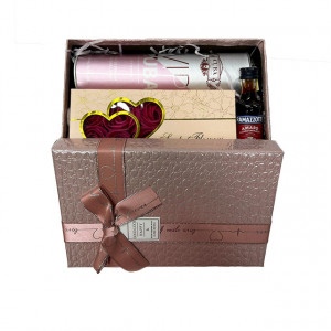 Set cadou Glamour pentru femei, Parfum Cuba, Vip 100ml, Trandafiri din sapun, Lichior Ramazzotti Amaro si cutie roz 21x14x8 cm