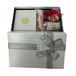 Set cadou Glamour pentru femei, Parfum Opulent Musk 100ml, Praline Raffaello, trei trandafiri din sapun si o brosa in forma de trifoi, in cutie cadou alba 21x14x8 cm
