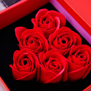 Set cadou Love Rose, cutie cu 6 trandafiri rosii din sapun si esarfa, rosu