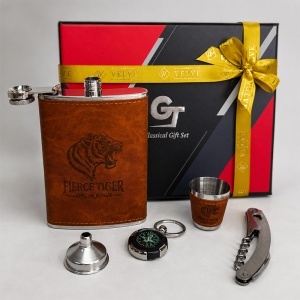 Set cadou pentru barbati Fierce Tiger cu plosca 250 ml, pahar, palnie, busola si tirbuson, in cutie eleganta - Img 2
