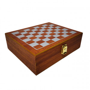 Set cadou pentru barbati VLV, cutie si piese pentru sah, tirbuson, sticla pentru bautura si pahare imbracate in piele ecologica, negru, 26x22x8cm