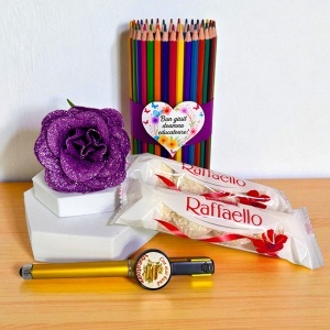Set cadou pentru Educatoare, cu creioane colorate, pix personalizat, trandafir de sapun si Raffaello - Img 6