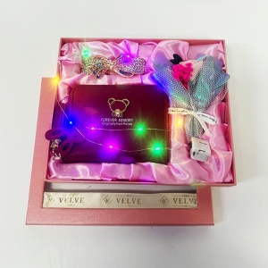 Set cadou pentru femei Jesou Collection LED, cutie cu trei articole practice, portofel, clema pentru par si mini buchet floral, Rosu inchis