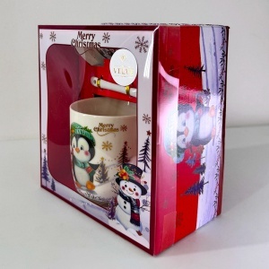 Set cana ceramica, farfurie si lingurita, Merry Christmas Penguin, ambalata in cutie cu fereastra, 200ml - Img 3