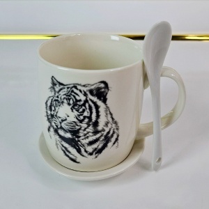 Set cana din ceramica 300 ml cu lingurita si farfurie, model tigru, ambalat in cutie eleganta - Img 2