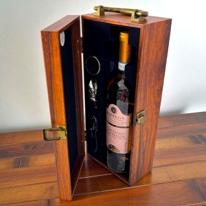 Set caseta eleganta din lemn Special Wine, cu trei accesorii vin si o sticla Bottega, Maro - Img 2