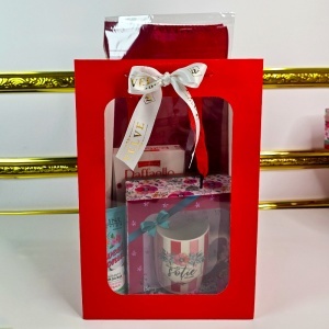 Set "Cea mai buna sotie din lume", esarfa eleganta, cana personalizata, praline Raffaello si crema de maini Eveline, in punga de cadou - Img 4