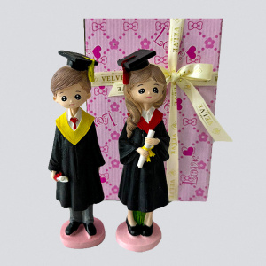Set doua Figurine din rasina, absolventi cu diploma 20 cm
