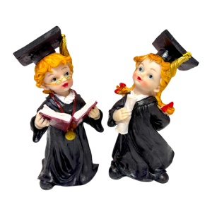 Set doua Figurine din rasina, absolventi cu diploma si carte, 18 cm