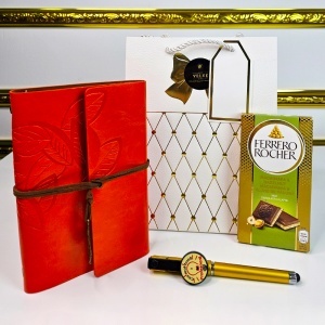 Set elegant "Cea mai buna Profesoara" cu jurnal vintage, pix touchscreen si ciocolata, in punga de cadou - Img 2
