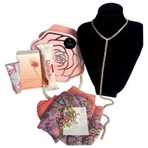 Set elegant Delicate Pink pentru femei, cu parfum arabesc Evidence, crema de maini, colier cu pietre, brosa, praline Raffaello, eșarfă si gentuta cu toarte perle - Img 5