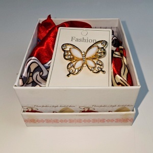 Set esarfa rosie cu brosa fluture eleganta - Img 2
