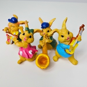 Set figurine iepurasi muzicieni, Orchestra de iepurasi, decor amuzant cu instrumente, in cutie eleganta - Img 5