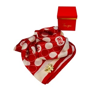 Set For You, esarfa eleganta cu brosa aurie, ambalata in cutie premium, rosu-alb - Img 3