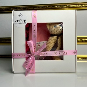 Set Glamour pentru femei, cu bratara, praline Raffaello 40gr, ursulet crosetat, breloc elegant si 3 trandafiri de sapun, in cutie cadou - Img 6