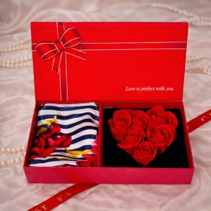 Set Love Rose, cutie cu 6 trandafiri rosii din sapun si esarfa, Alb