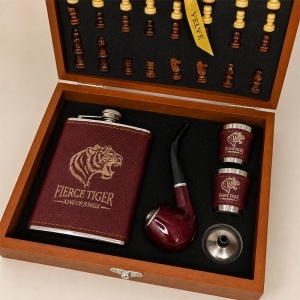 Set pentru barbati Fierce Tiger, cutie cu tabla si piese de sah, plosca, 2 pahare, pipa si palnie - Img 3