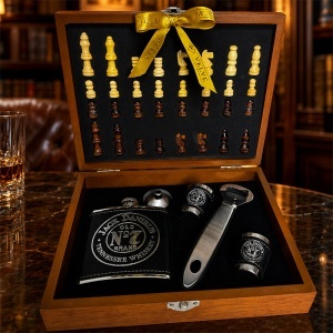 Set pentru barbati Jack Daniel’s, cutie cu tabla si piese de sah, plosca, 2 pahare, palnie si desfacator - Img 5