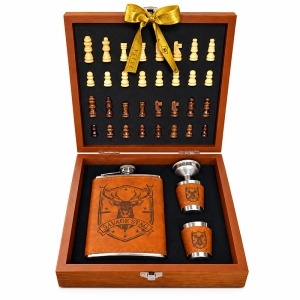 Set pentru barbati Savage Stag, cutie cu tabla si piese de sah, plosca, 2 pahare si palnie