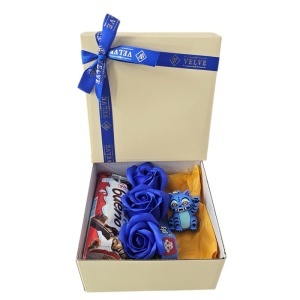Set pentru copii Joy Box Blue Monster K-Pop, breloc figurina, 3 trandafiri albastri de sapun si Kinder Bueno - Img 2